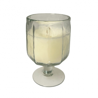 Kaars in glas op voet
